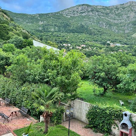 Apartmán Carine Garden Risan Exteriér fotografie