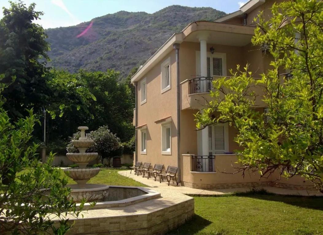 Apartmán Carine Garden Risan Exteriér fotografie