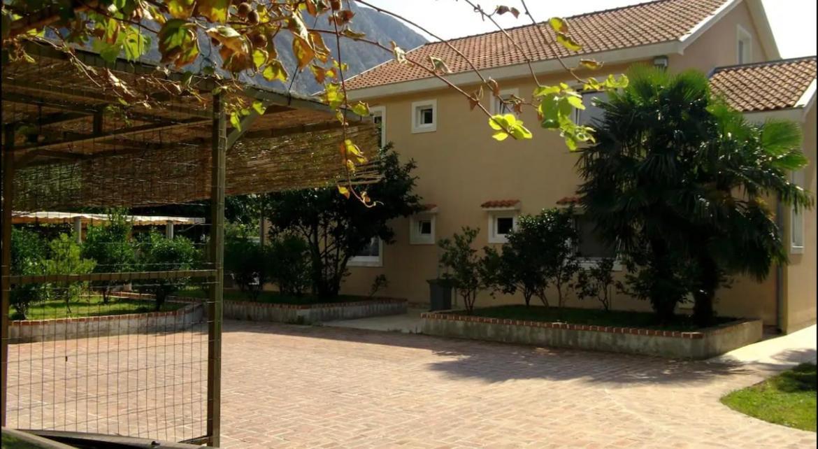 Apartmán Carine Garden Risan Exteriér fotografie