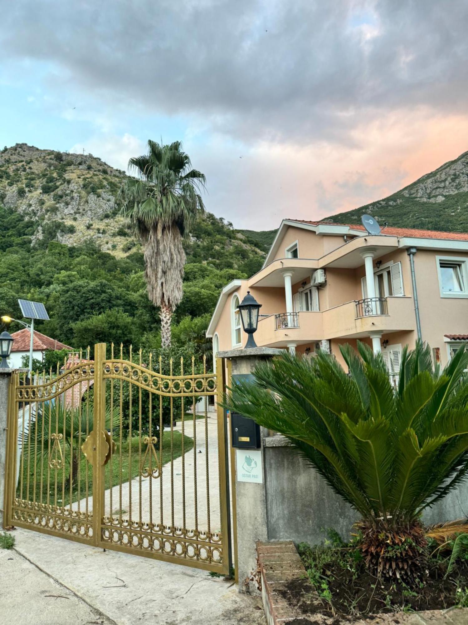 Apartmán Carine Garden Risan Exteriér fotografie