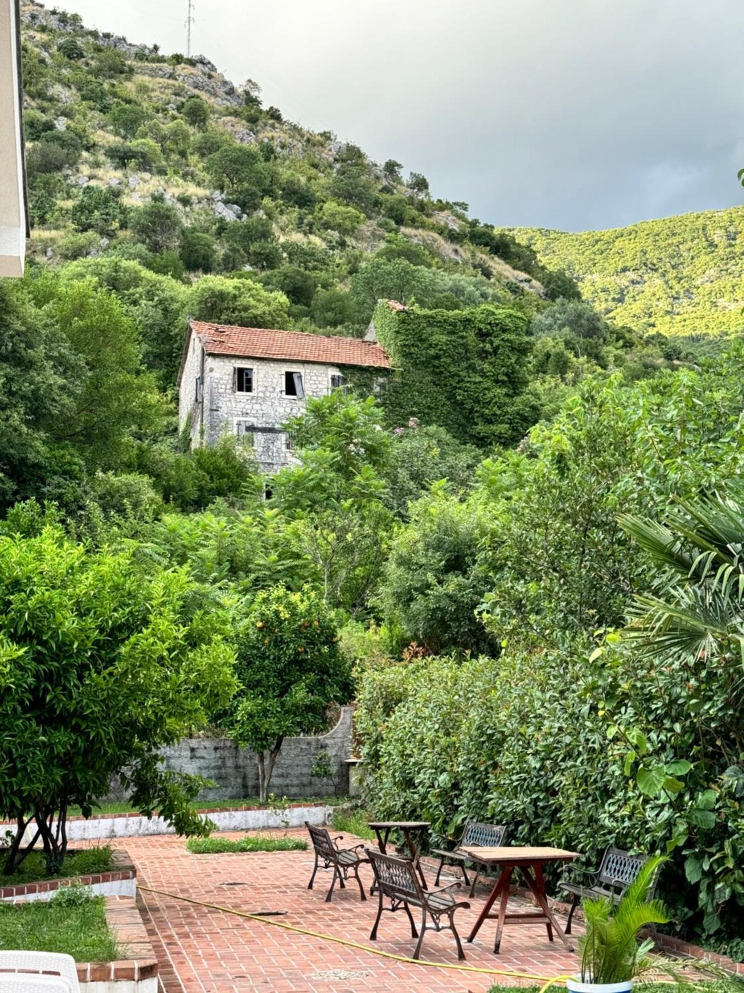 Apartmán Carine Garden Risan Exteriér fotografie