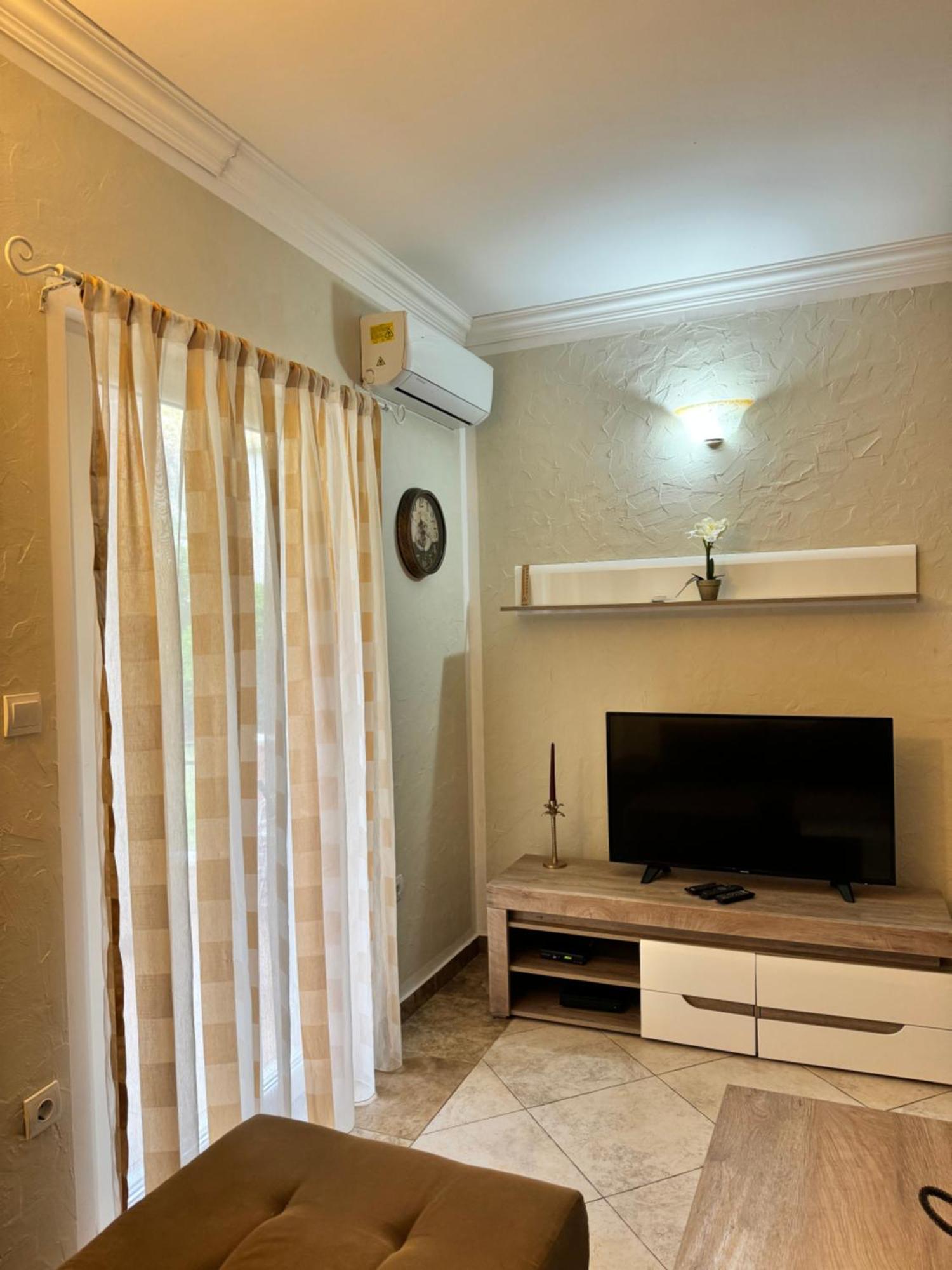Apartmán Carine Garden Risan Pokoj fotografie